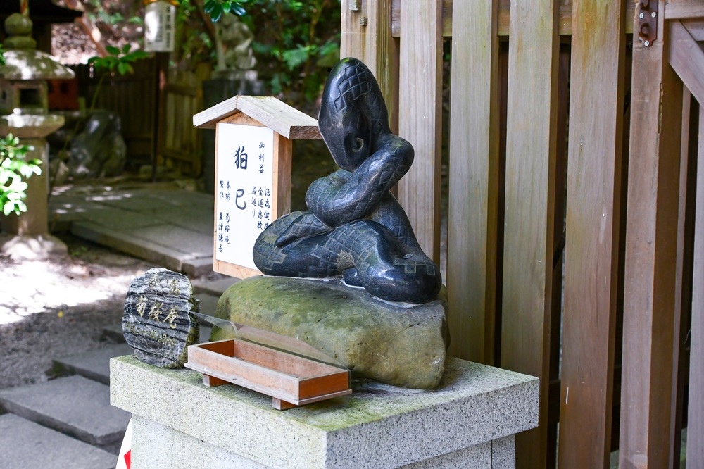 狛へびがいることで有名な大豊神社（京都）