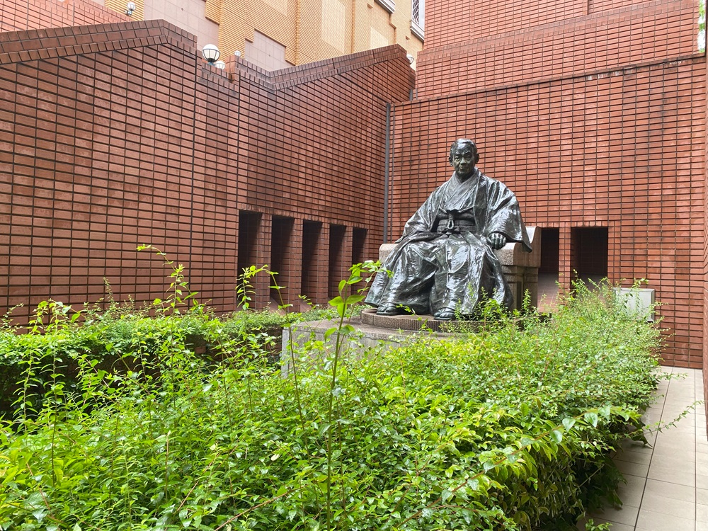 馬越恭平さんの銅像