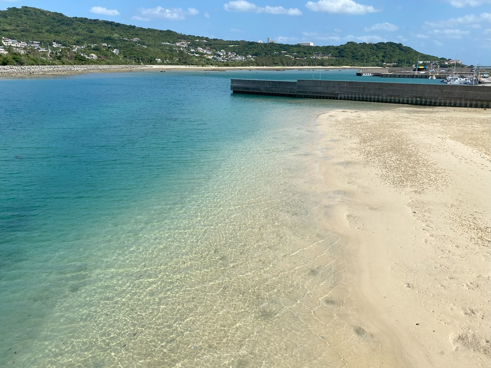 透き通るような奥武島の海