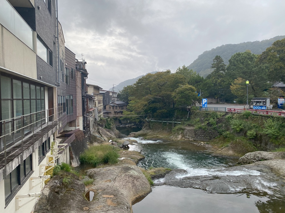 温泉街を流れる桂川