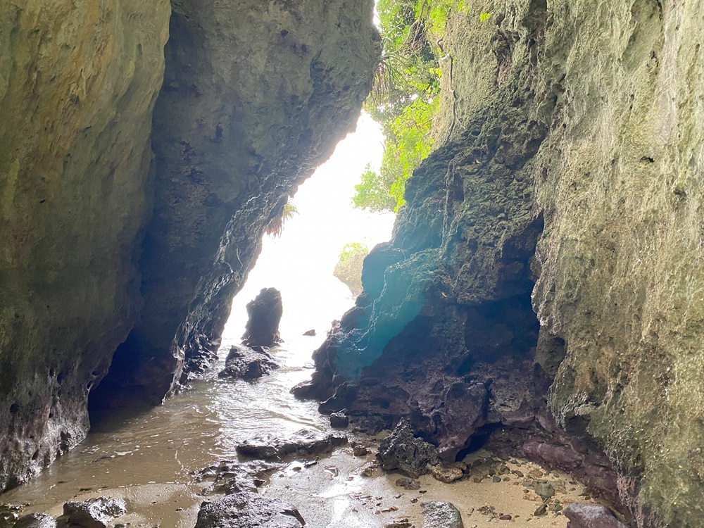 海岸に開口した洞穴